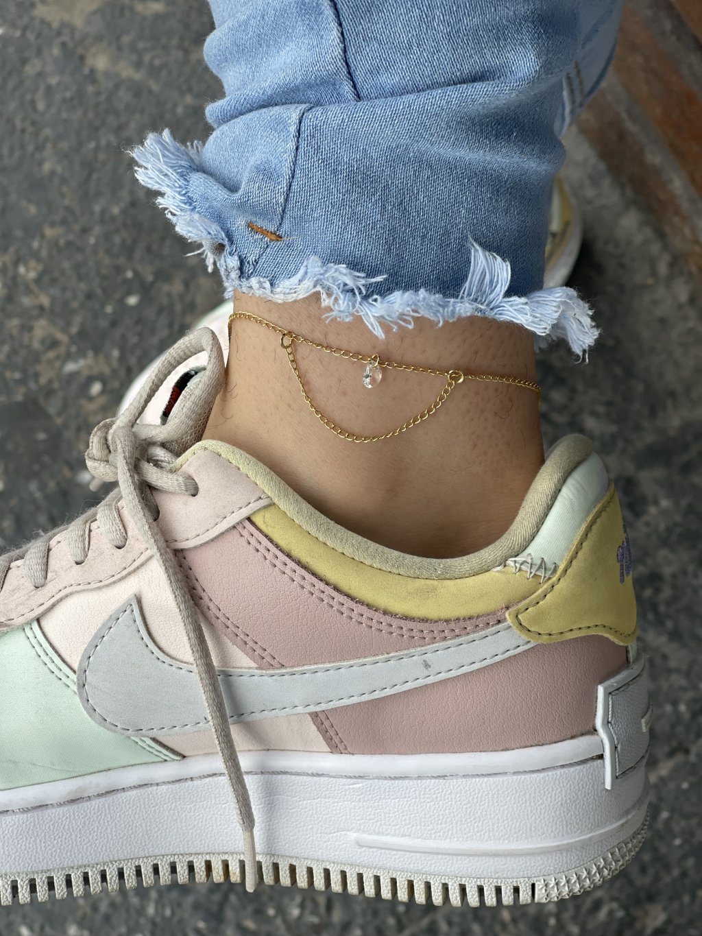 Tornozeleira Ouro pedrinha pendurada 