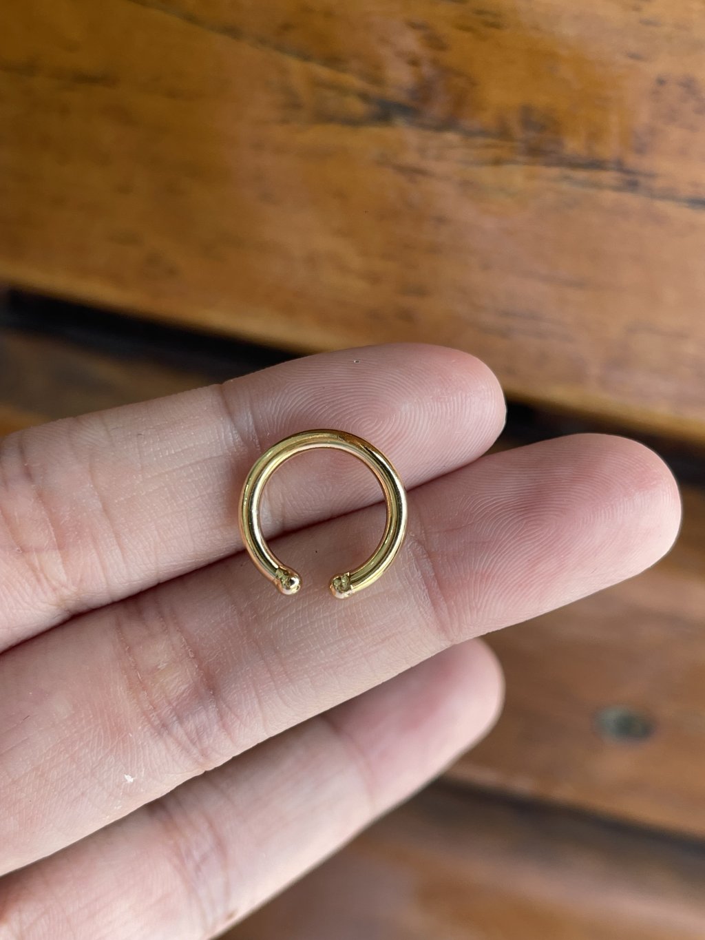 Piercing fake liso ouro simples 