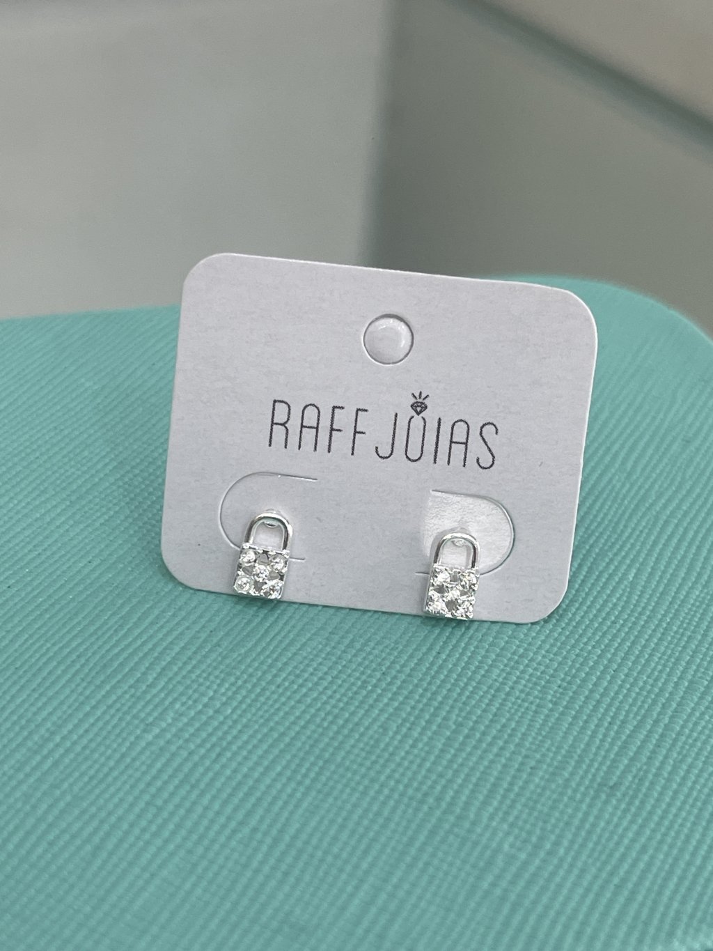 Brinco pequeno cadeado com pedras ouro/prata