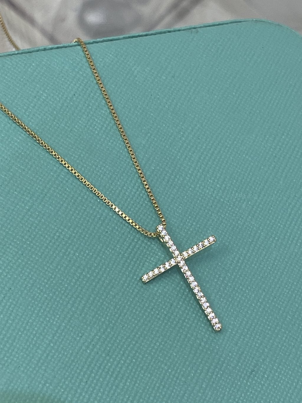 Corrente cruz com pedras ouro/prata