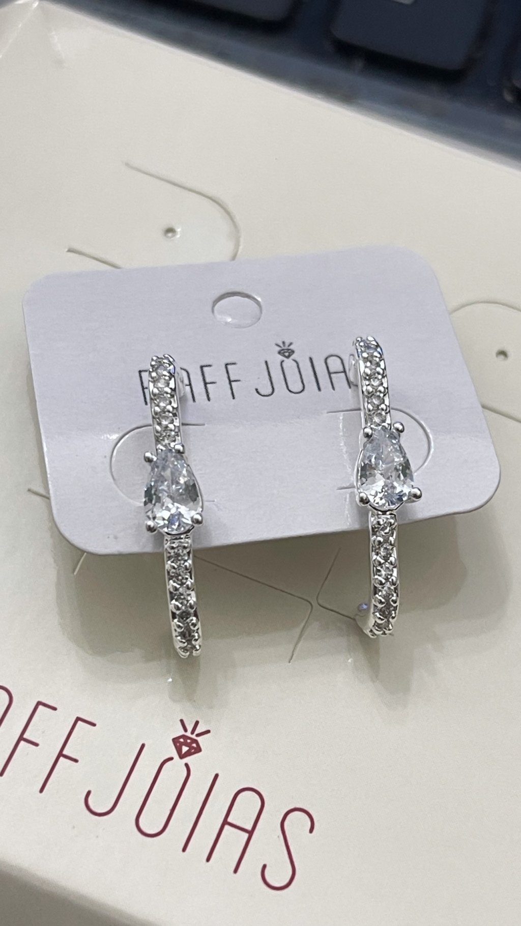 Brinco ear hook com 1 pedra prata