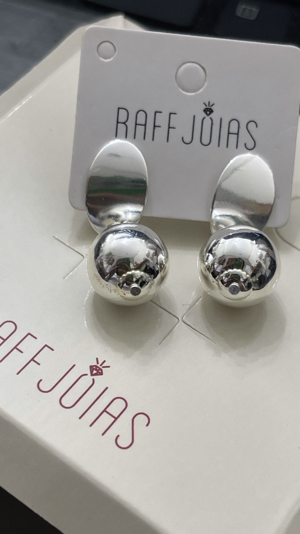 Brinco com pingente bola prata