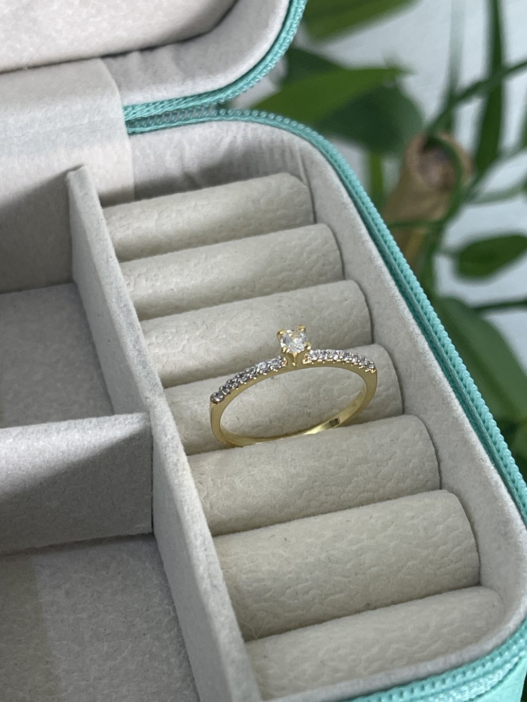 Solitário com pedras laterais ouro 