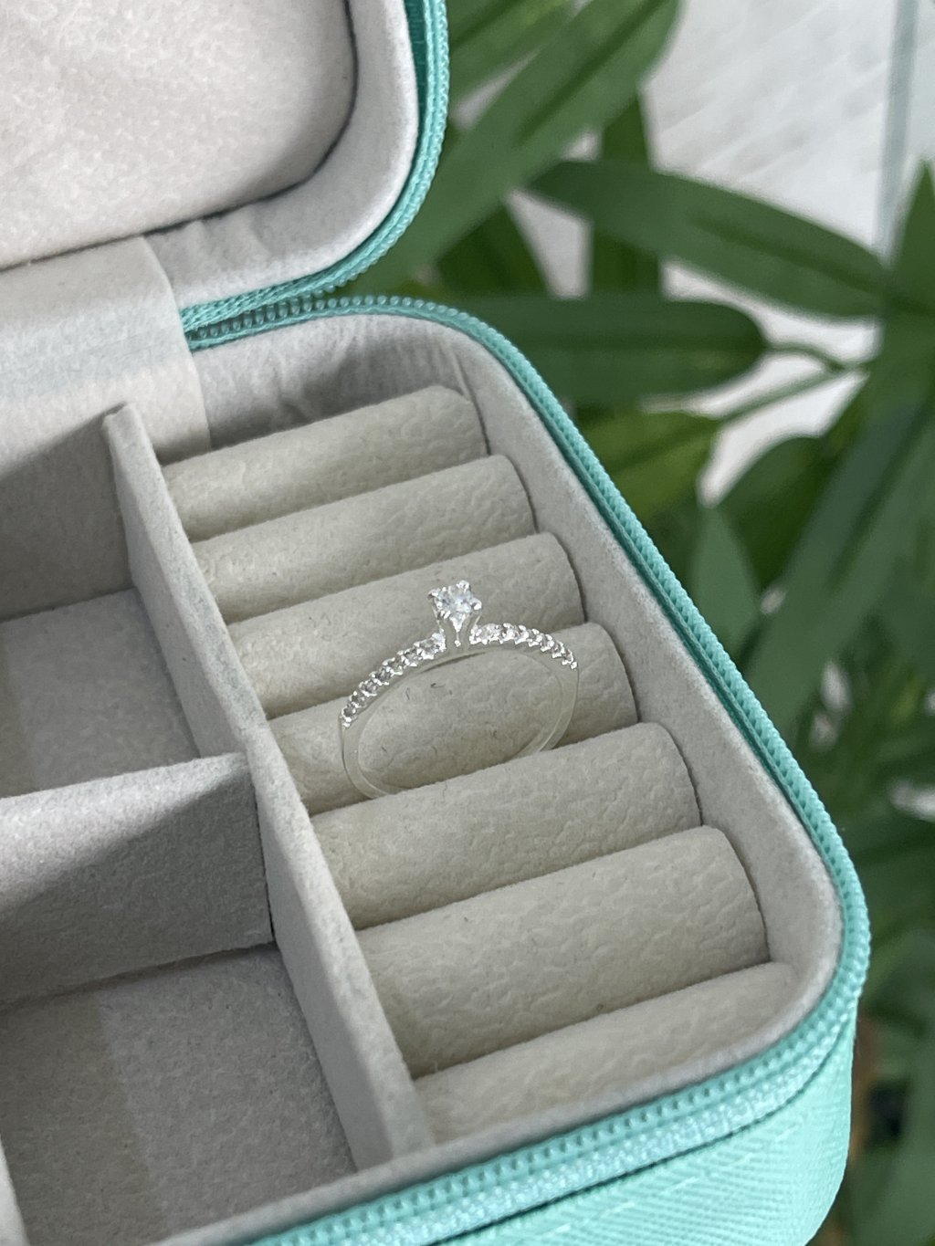 Solitário prata com pedras laterais 