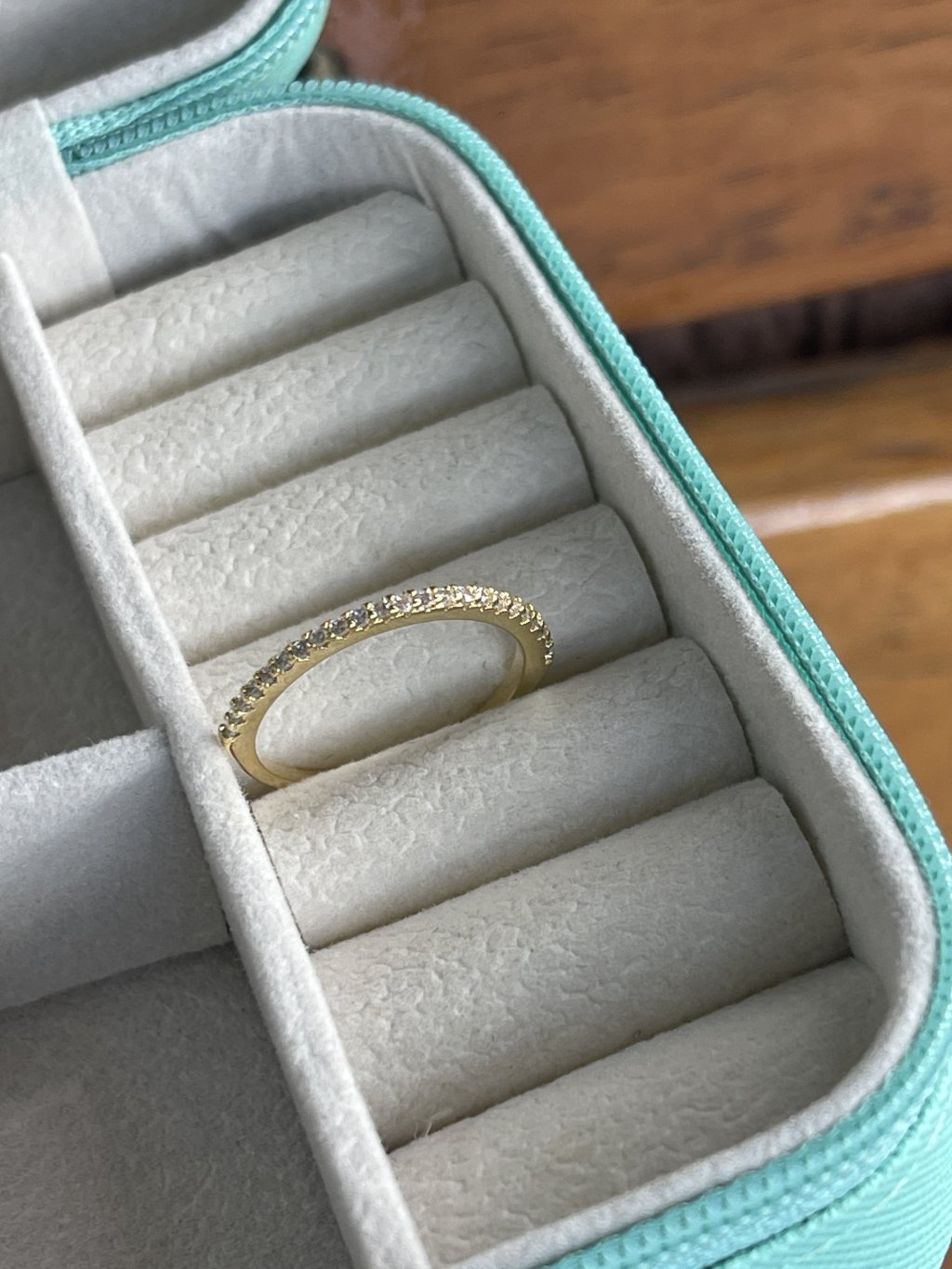 Aparador com pedras ouro 