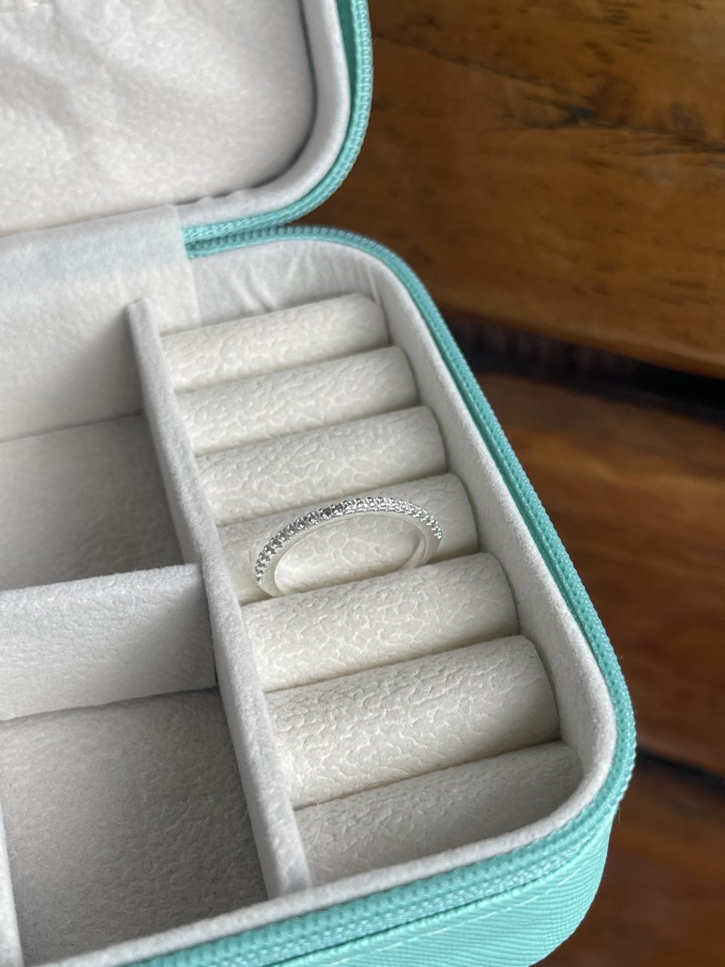 Aparador com pedras prata 