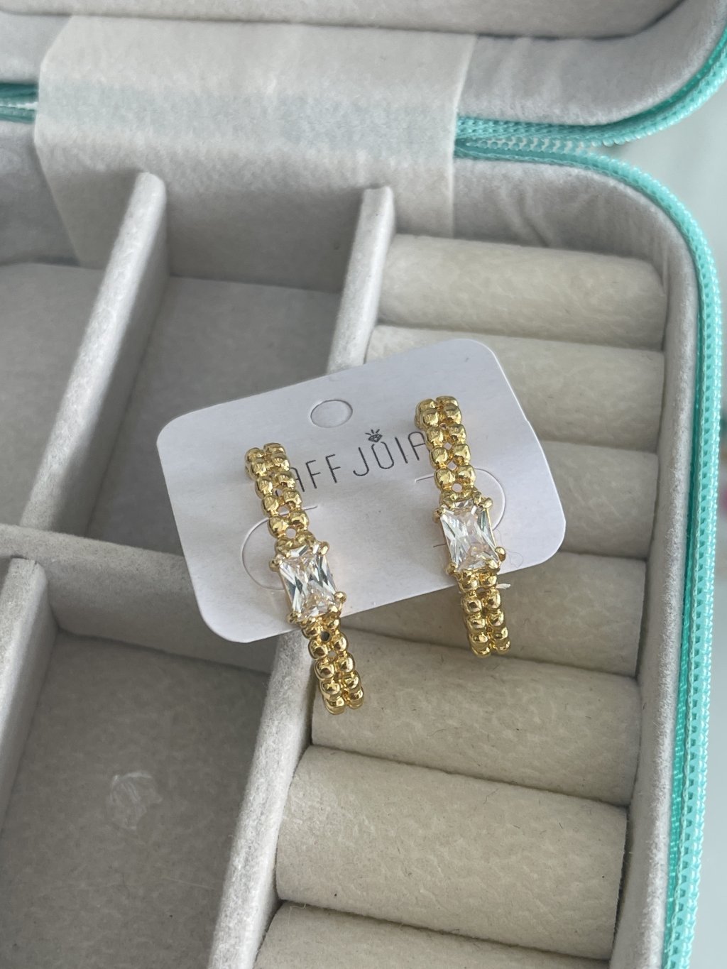 Brinco eae huck ouro/prata pedra no meio 