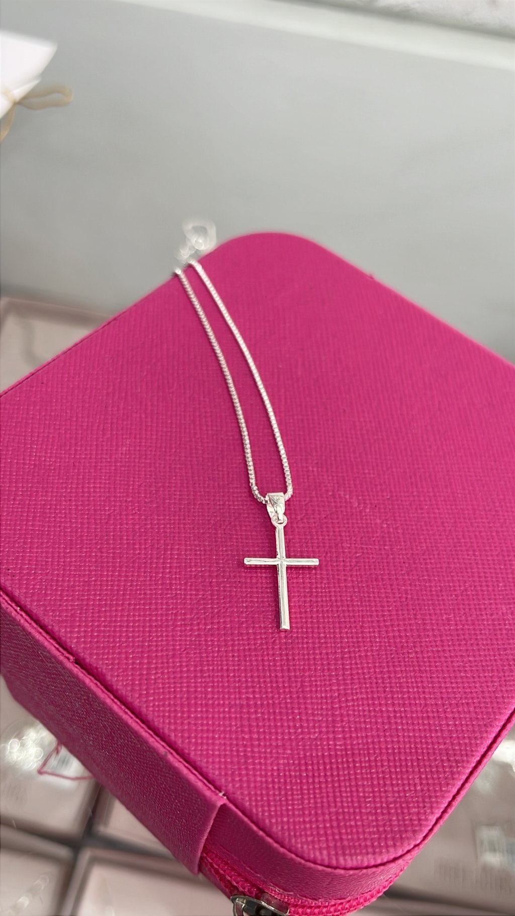 Corrente fininha cruz ouro/prata