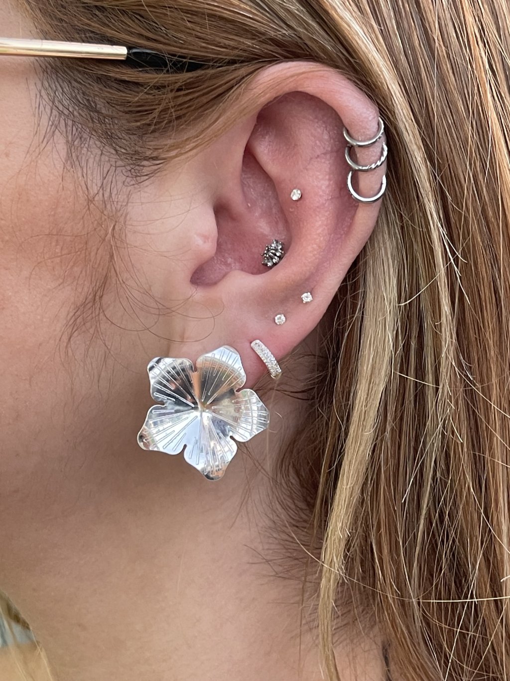 Brinco flor grande moda ouro/prata