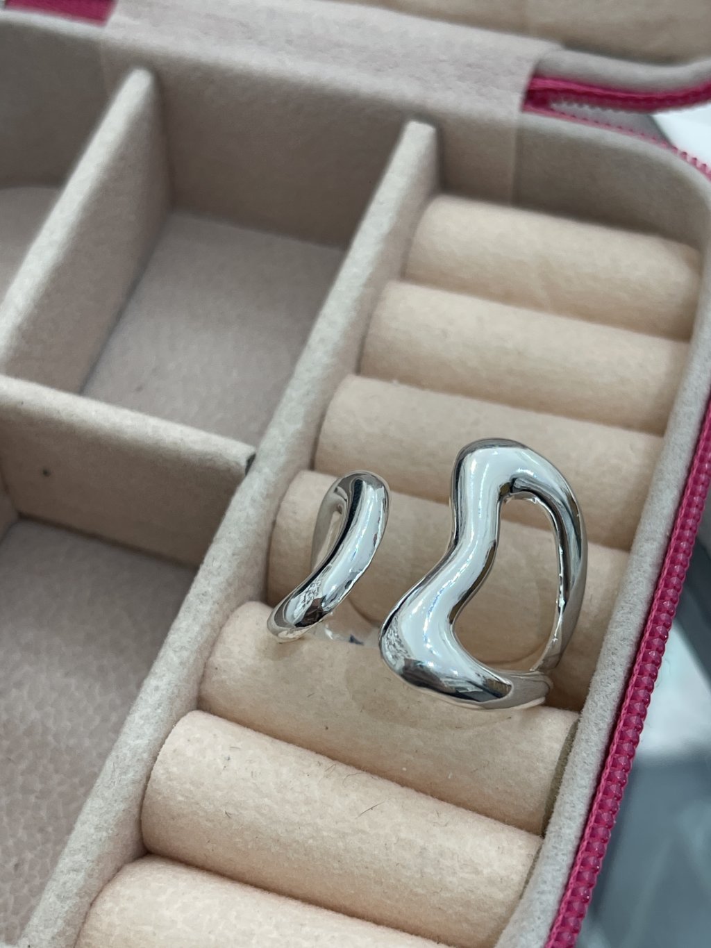 Anel largo vazado ajustável ouro/prata