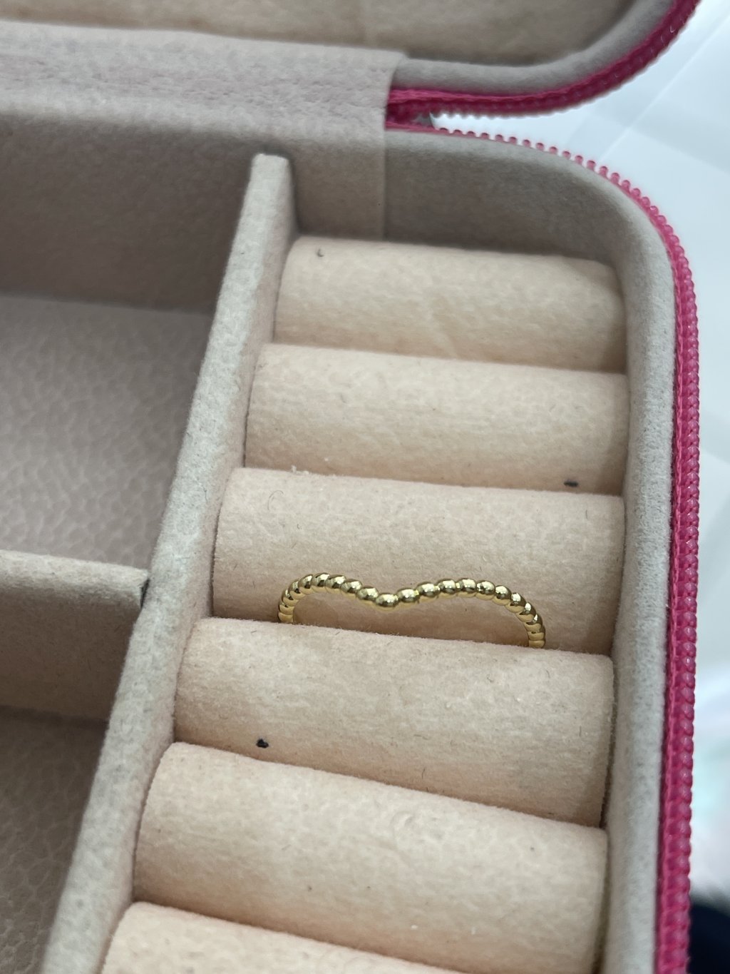 Anel fininho todo bolinha formato v 