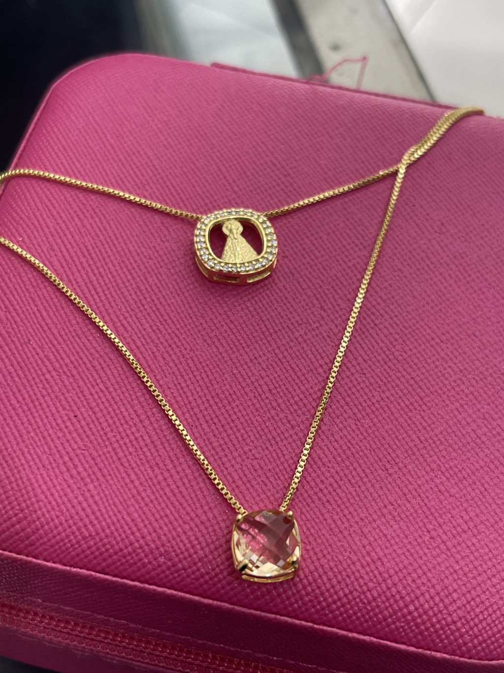 Escapulário nossa senhora aparecida com ponto de luz rosa bebê ouro