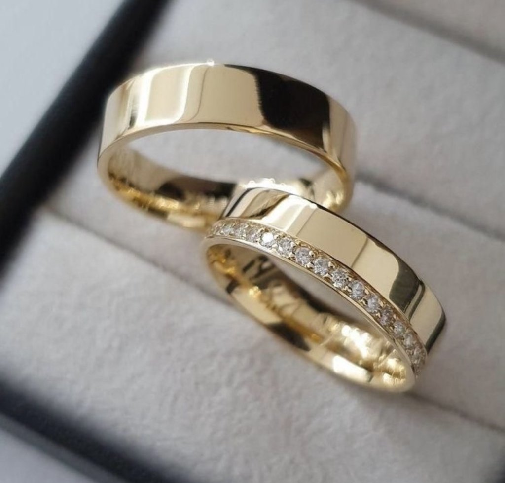 Par de alianças liga de moeda com pedraria (somente na frente) 