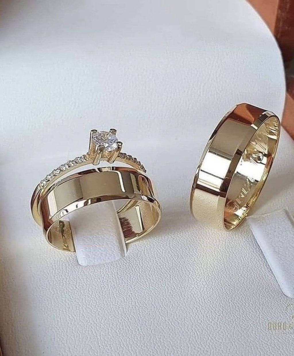 Par de alianças liga de moeda + solitário com pedrarias laterais 