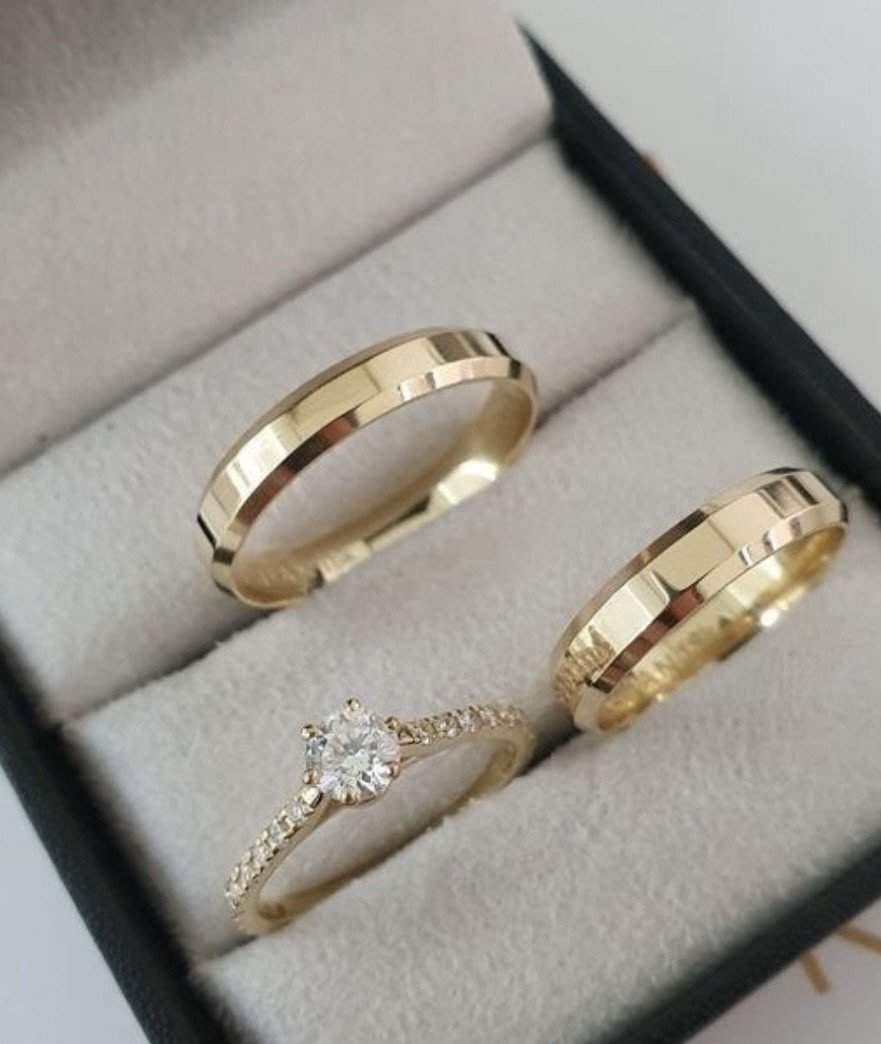 Par de alianças liga de moeda + solitário com pedrarias laterais 