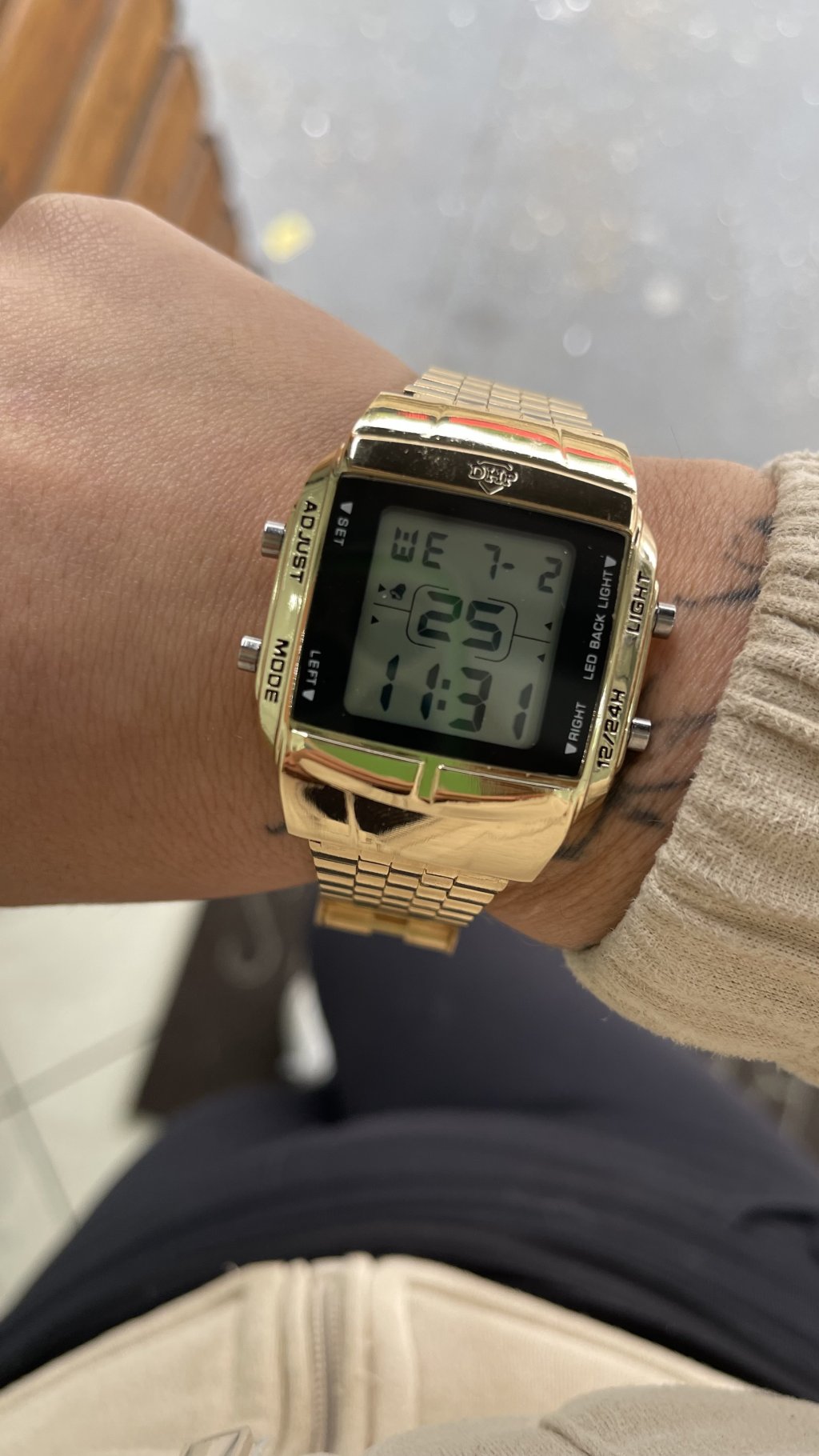 Relógio dourado quadrado digital 