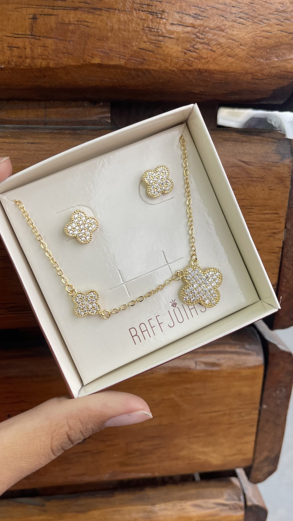 Conjunto trevo dourado 