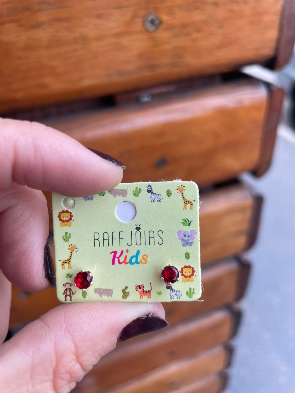 Brinco prata pedra vermelha infantil