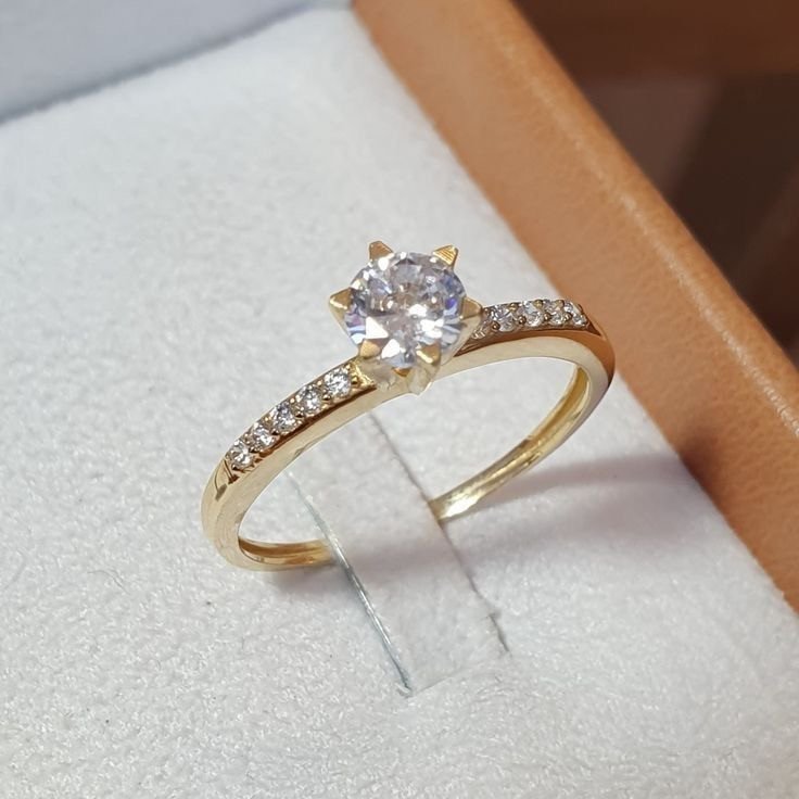 Solitário de moeda com pedra lateral