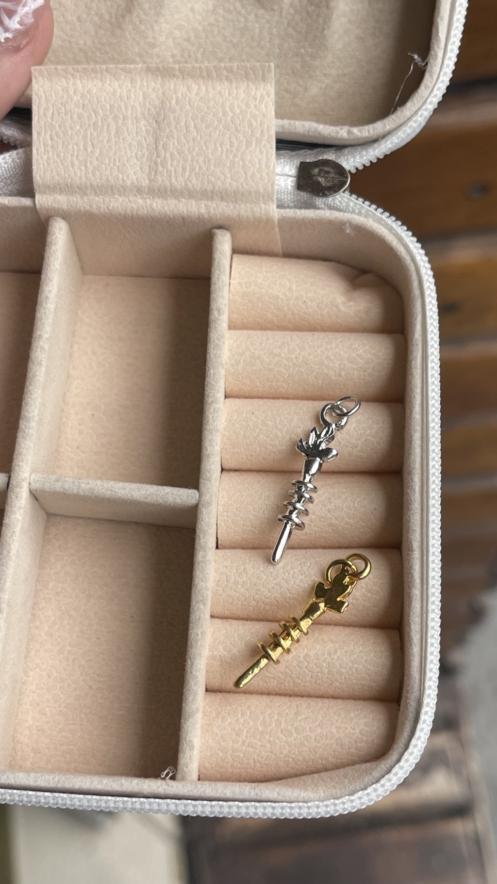 Pingente adaga com chama 