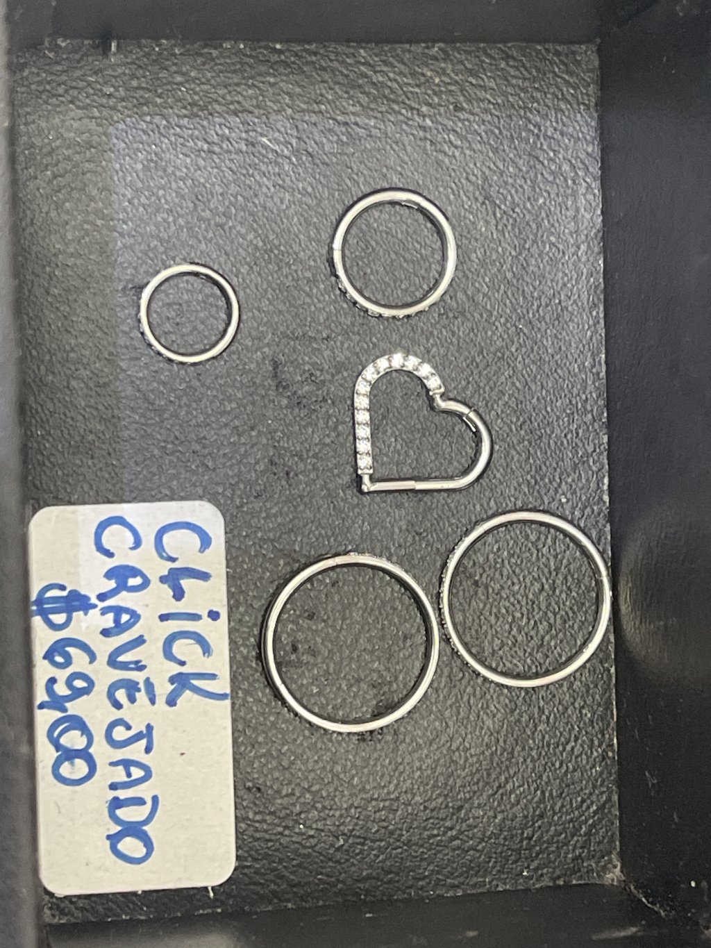 Piercing cravejado em titânio 