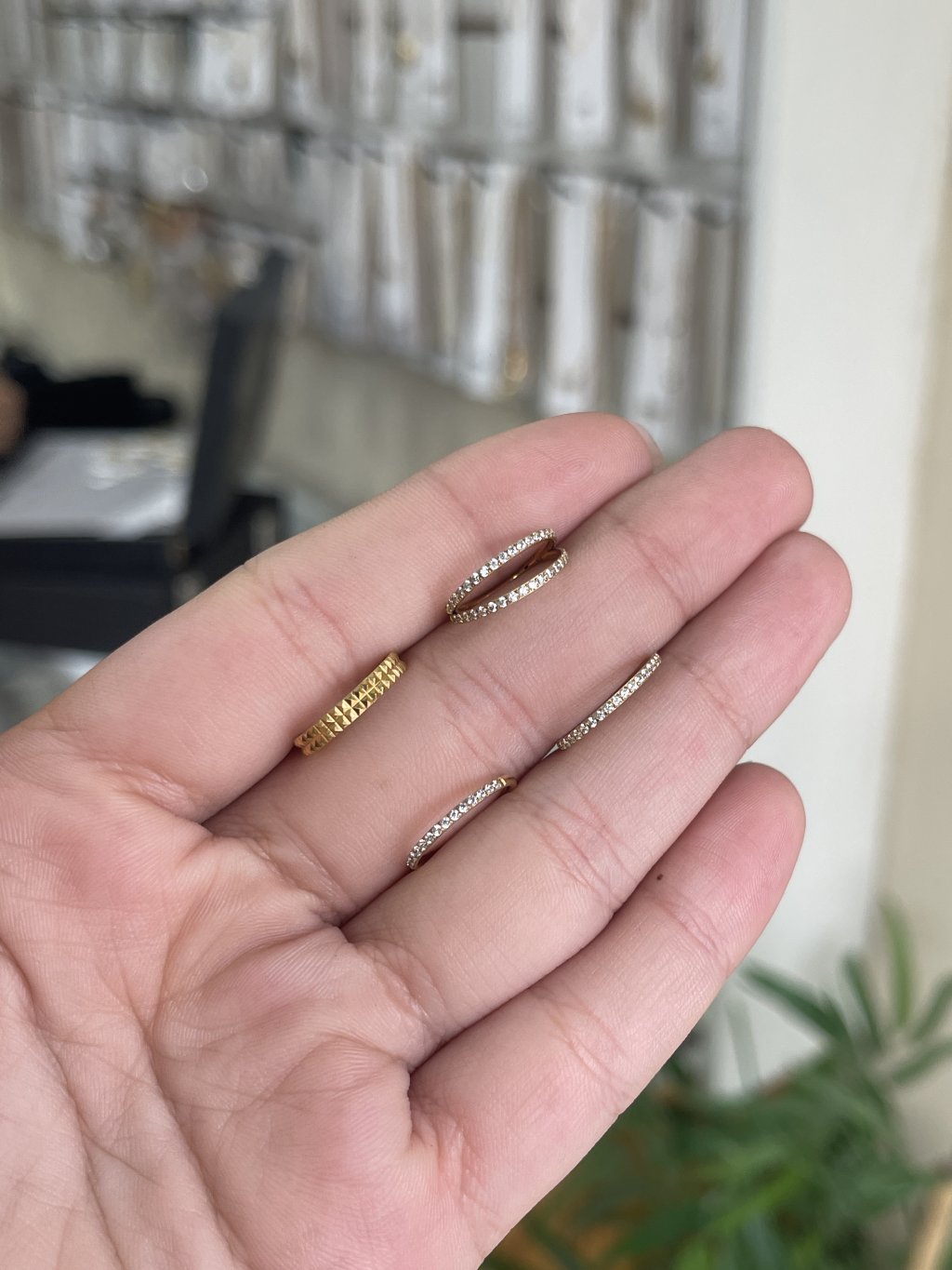 Piercing cravejado (em titânio )