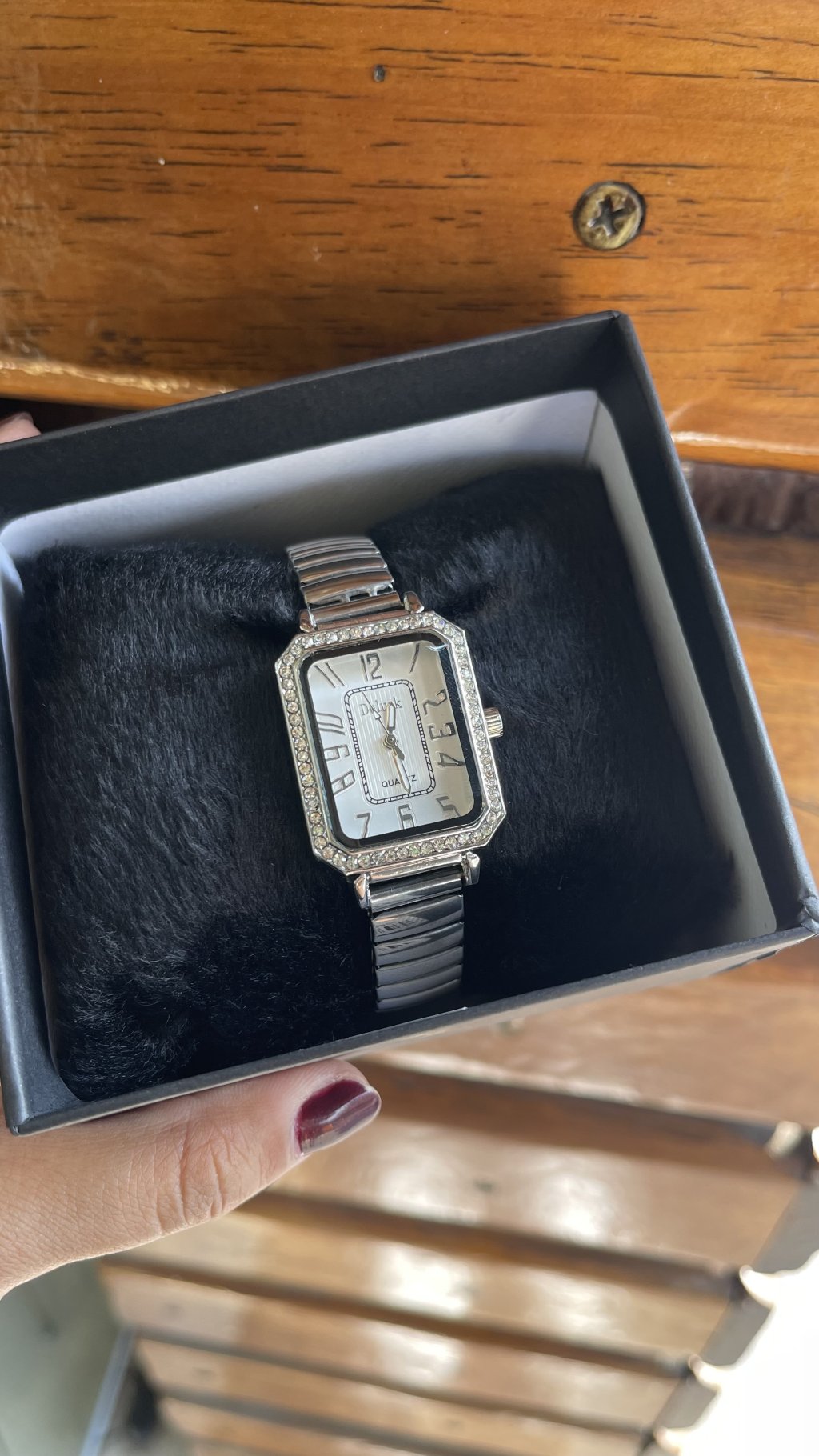 Relógio quadrado cravejado