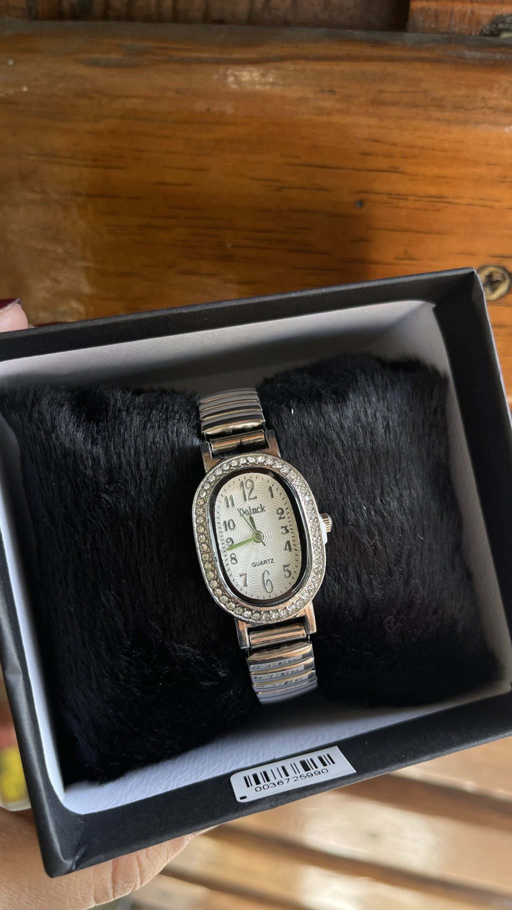 Relógio oval cravejado