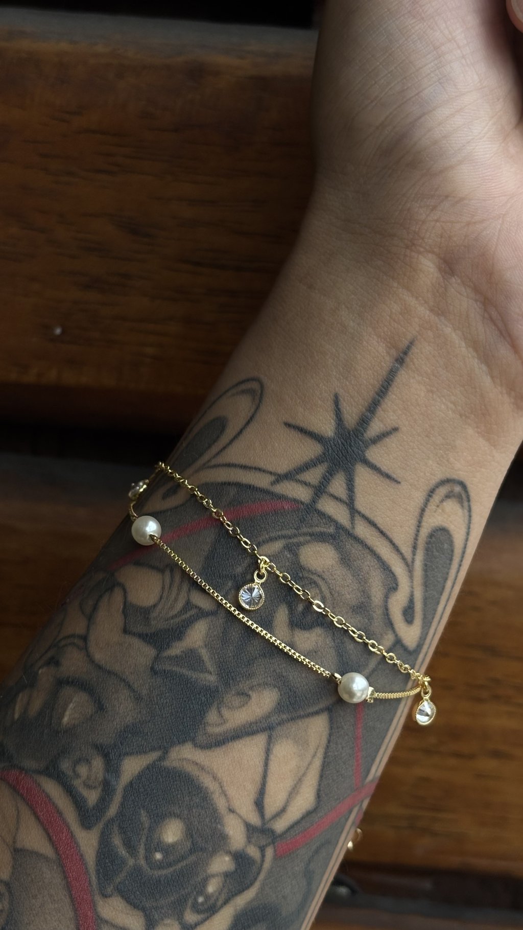 Pulseira dupla pérola e ponto de luz 