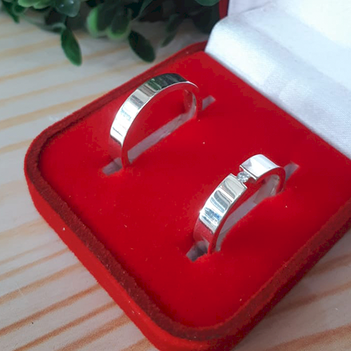 Aliança Prata 925 Corte no meio e Pedra