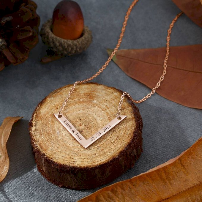 Colar Pingente em V com Nome