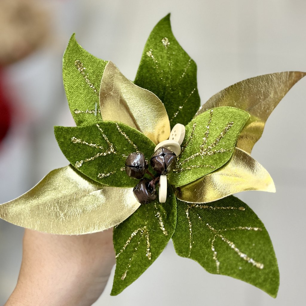 Flor de Natal verde e dourada com botões 