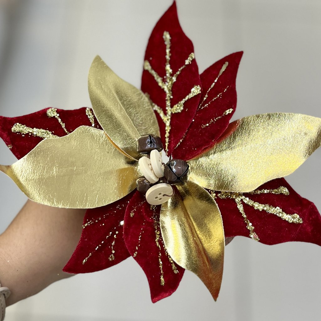 Flor de Natal vermelha e dourada com botões 