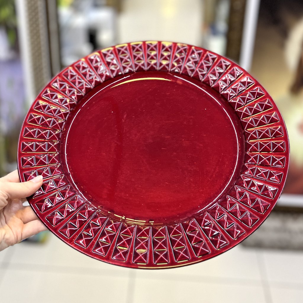Sousplat vermelho quadrados na borda