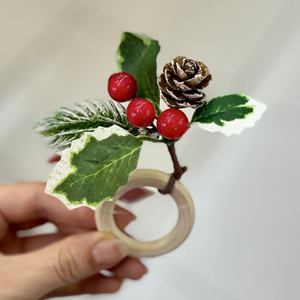 Porta guardanapo pinha com berry e folhagens 