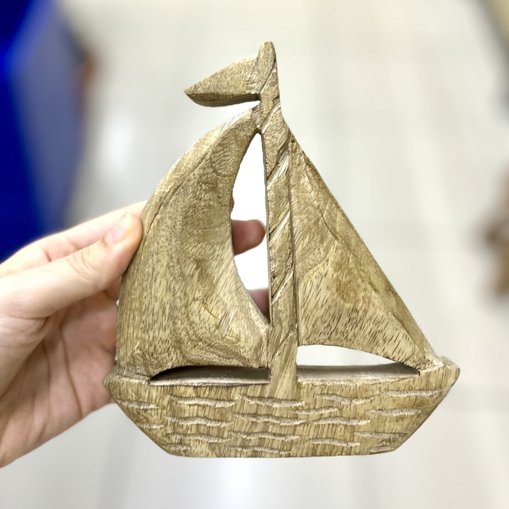 Escultura barco em madeira 15,5cm X 13cm X 2,5cm 