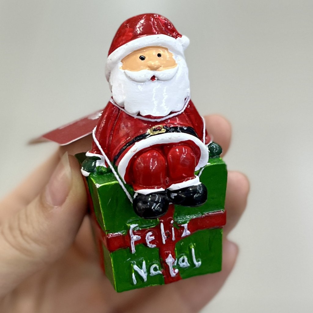 Enfeite papai Noel sentado no presente em poliresina 