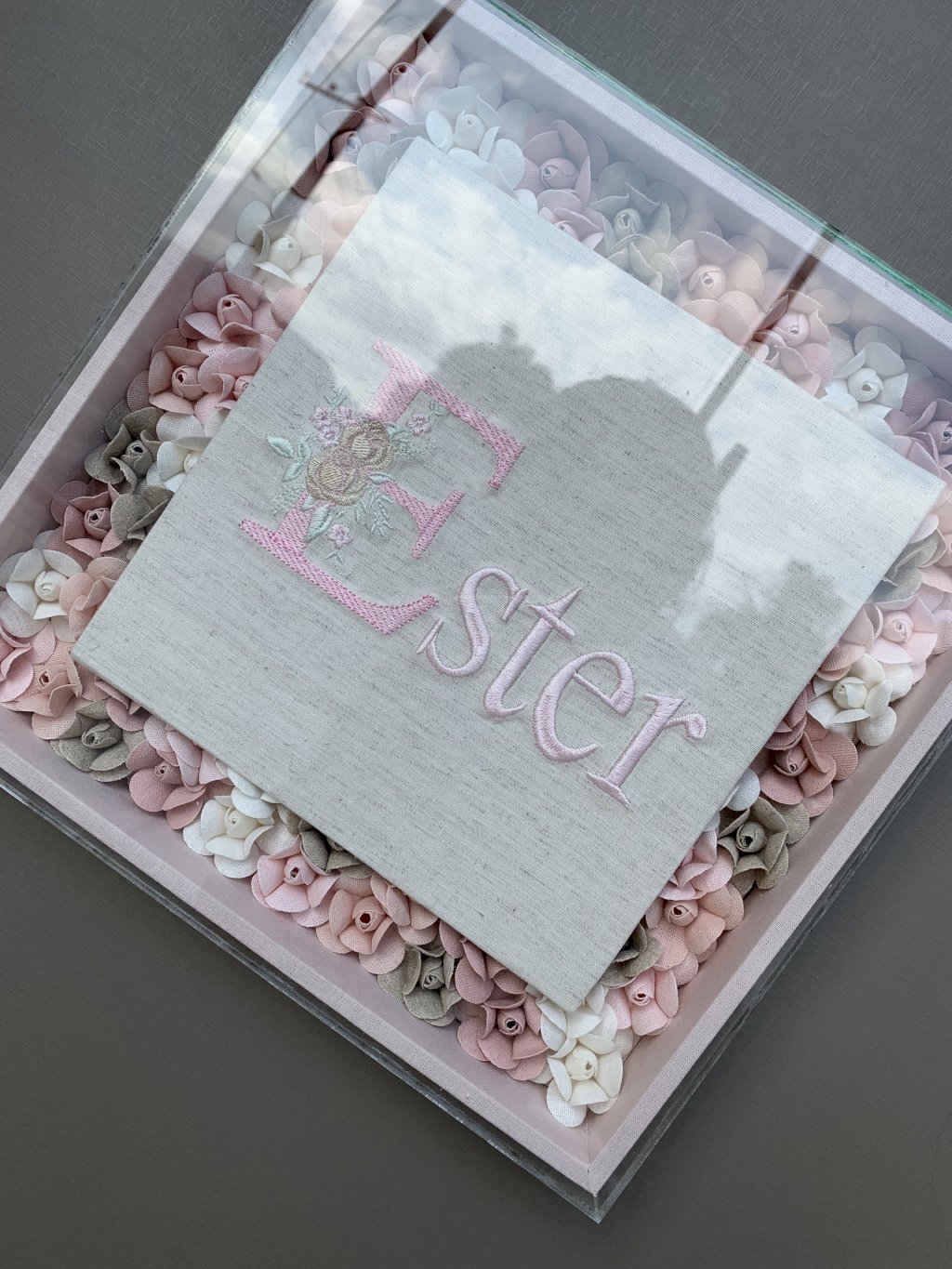 Porta maternidade flores com acrílico 