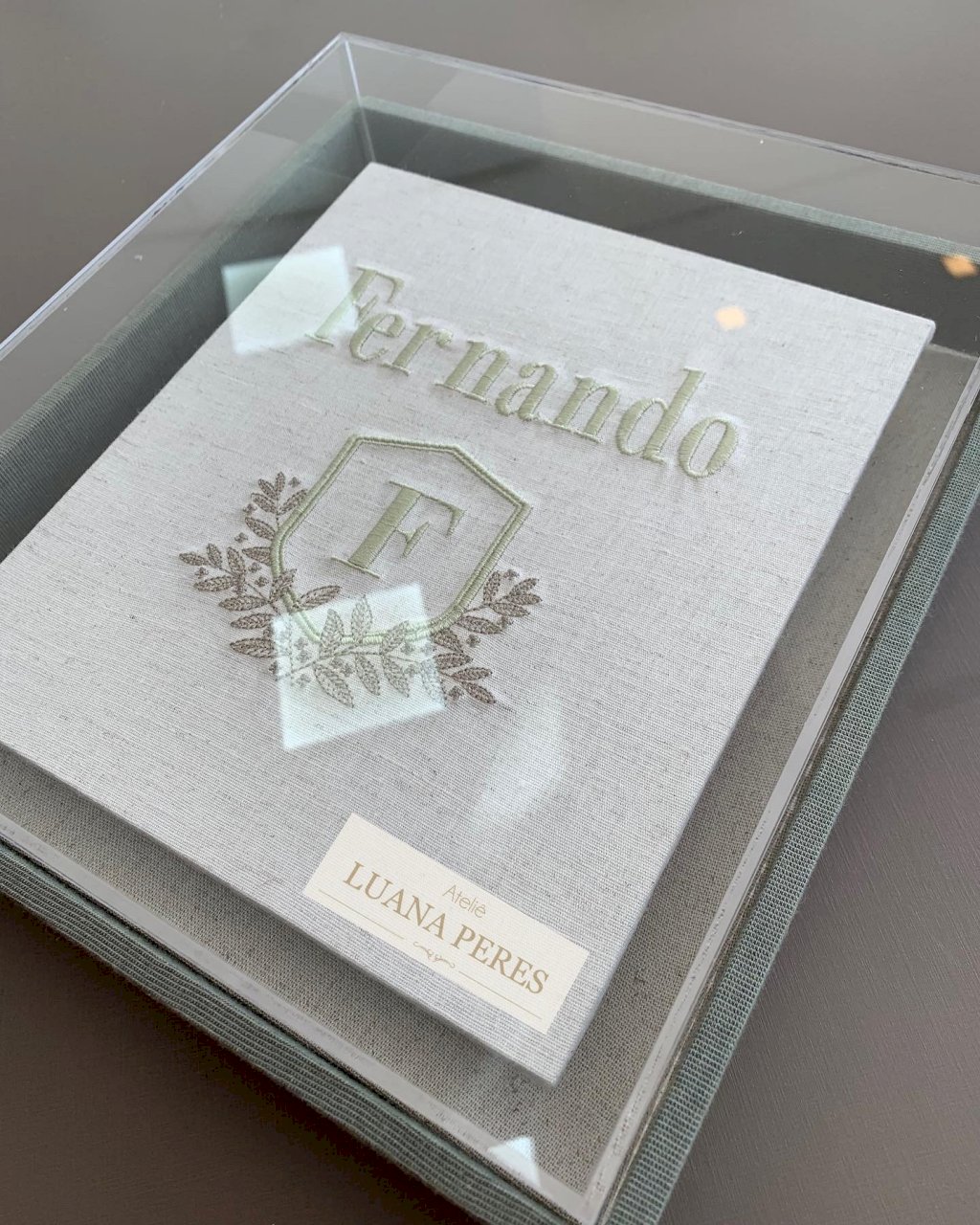 Porta maternidade em acrílico 