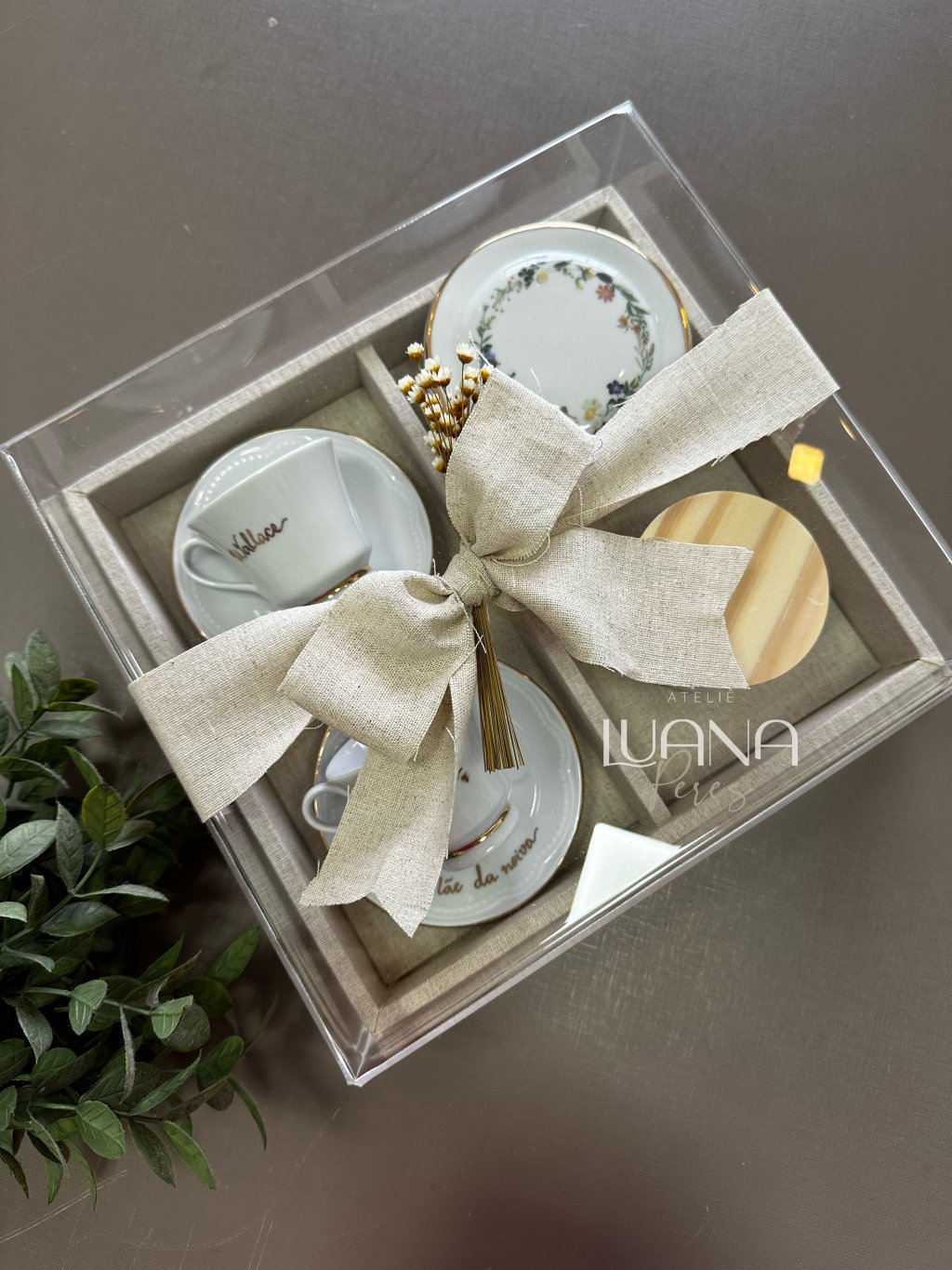 Caixa acrílica com 2 xícaras e 2 pires, vela aromática, porta joias 