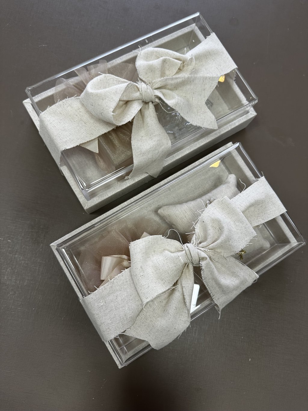 Convite de padrinhos com 1 aromatizador e 1 almofada com terço 