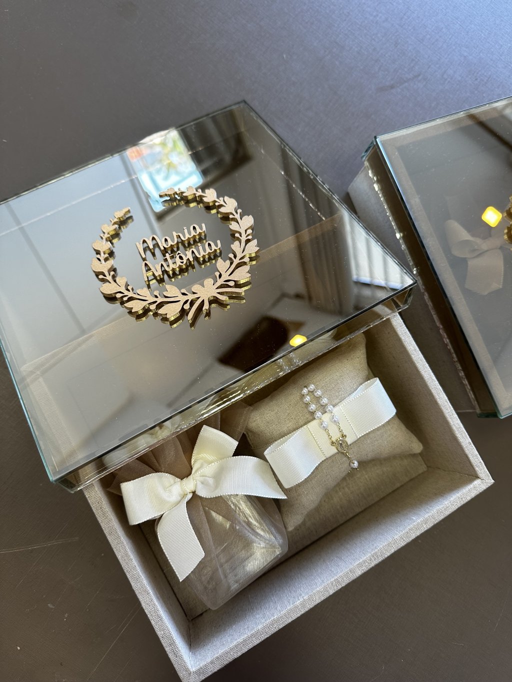 Convite de padrinhos com 1 aromatizador e 1 almofada com terço 