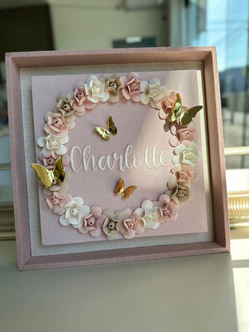 Porta maternidade flores com borboleta 3d acrílico 30x30 