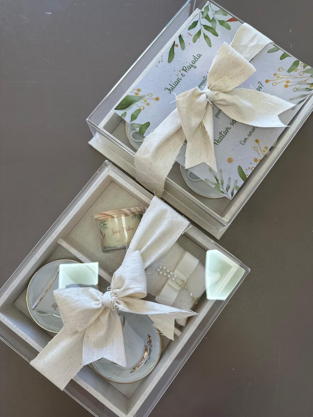 Convite de padrinhos tampa acrílico com 2 xícaras de porcelana, vela e almofada com terço 