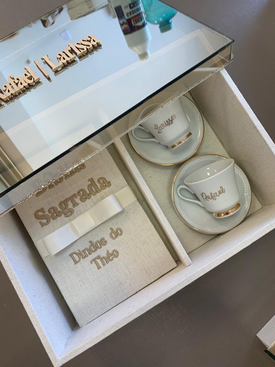 Convite de padrinhos Luxo com xicaras de porcelana + bíblia personalizada 