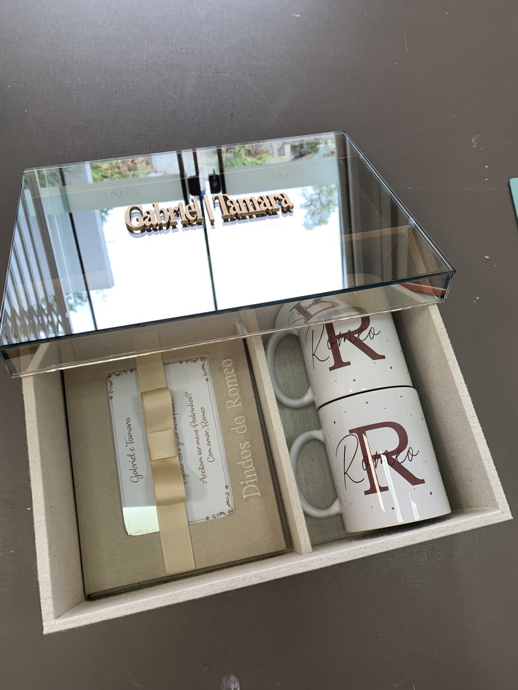 Convite de padrinhos com 2 canecas personalizado e um porta retrato 