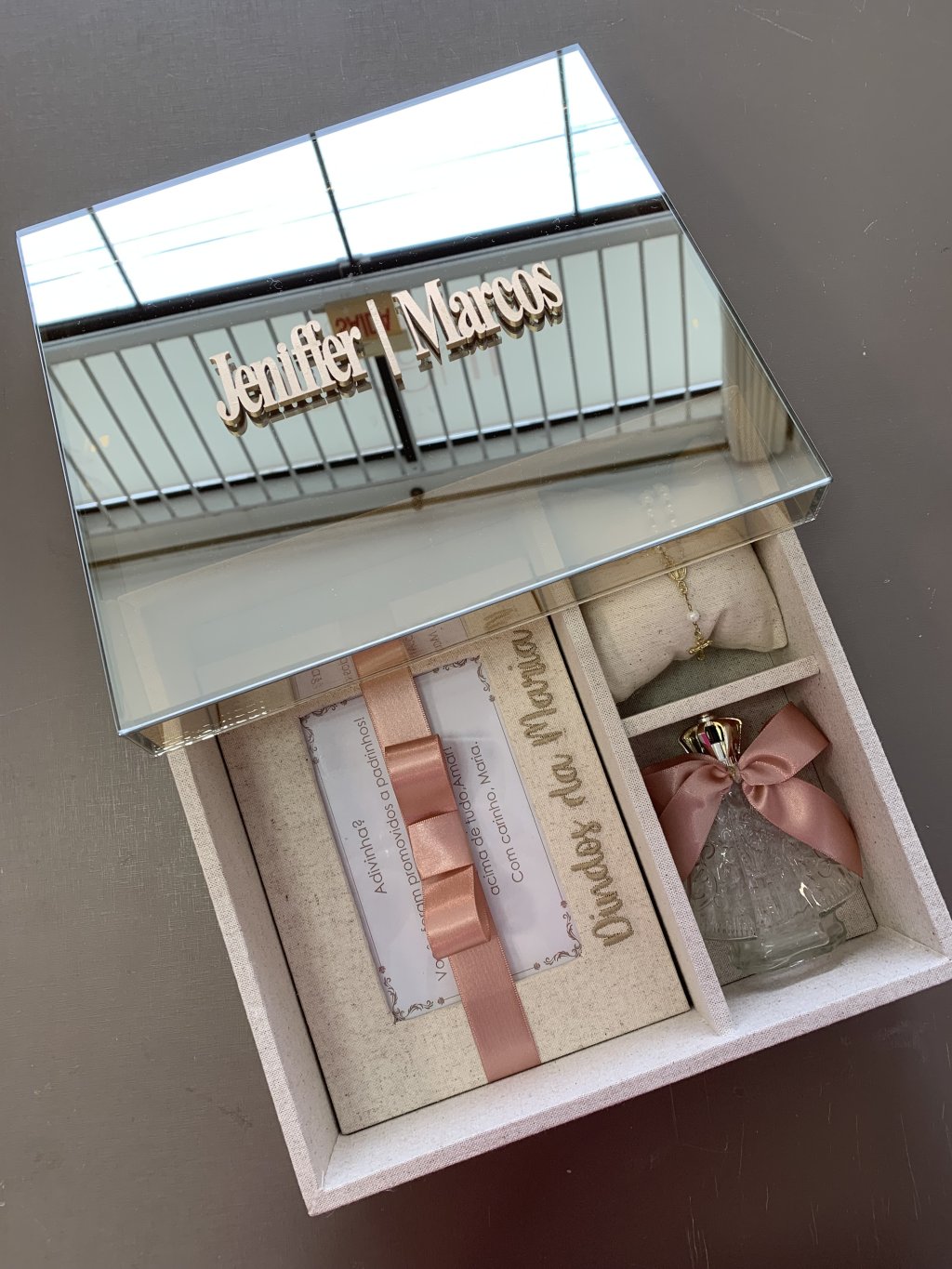 Caixa convite de padrinhos luxo com porta retrato revestido de tecido e almofada com terço e frasco nossa senhora.