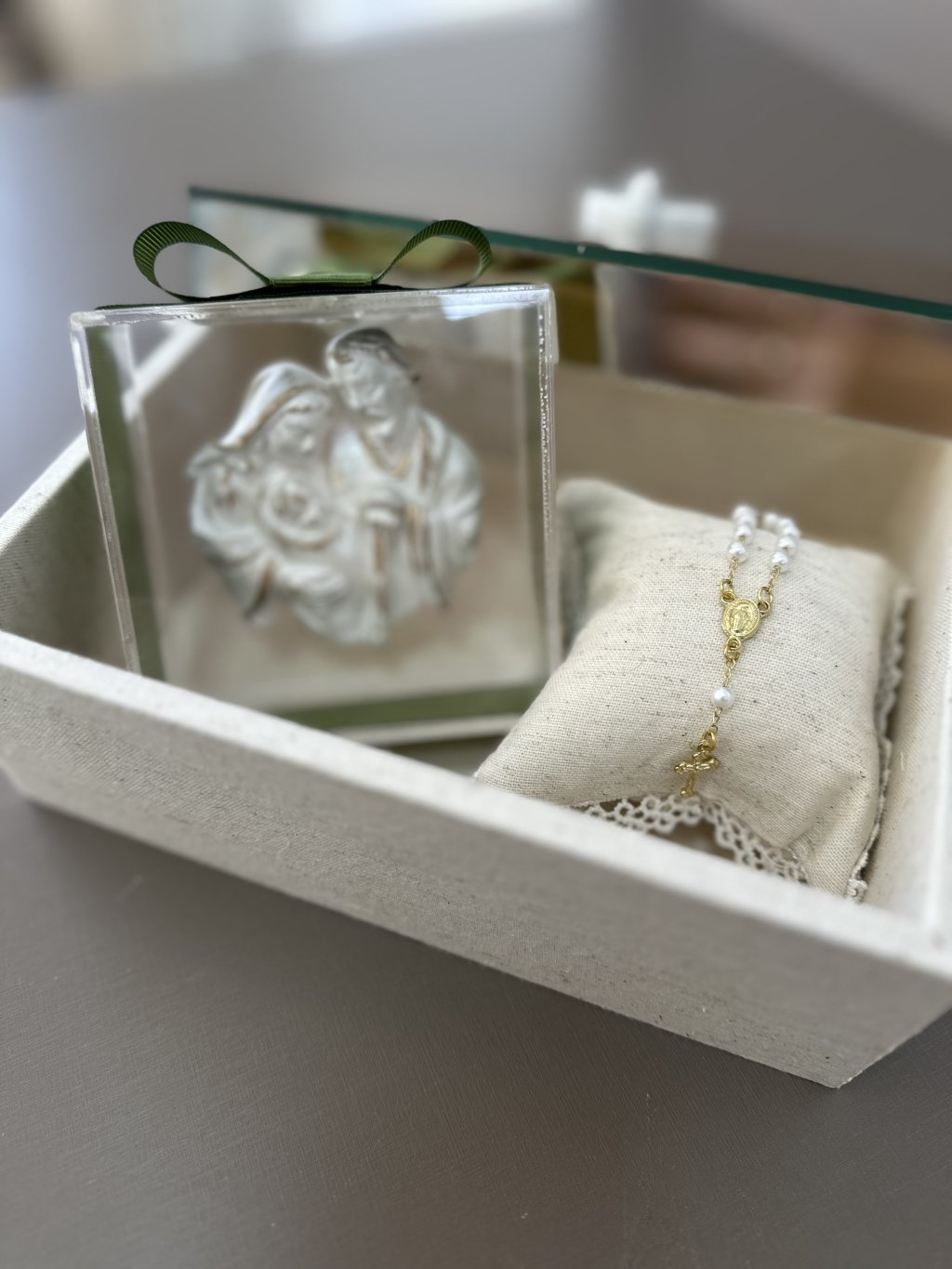 Convite de padrinhos luxo com 1 almofada e terço e um quadro acrílico sagrada Família 