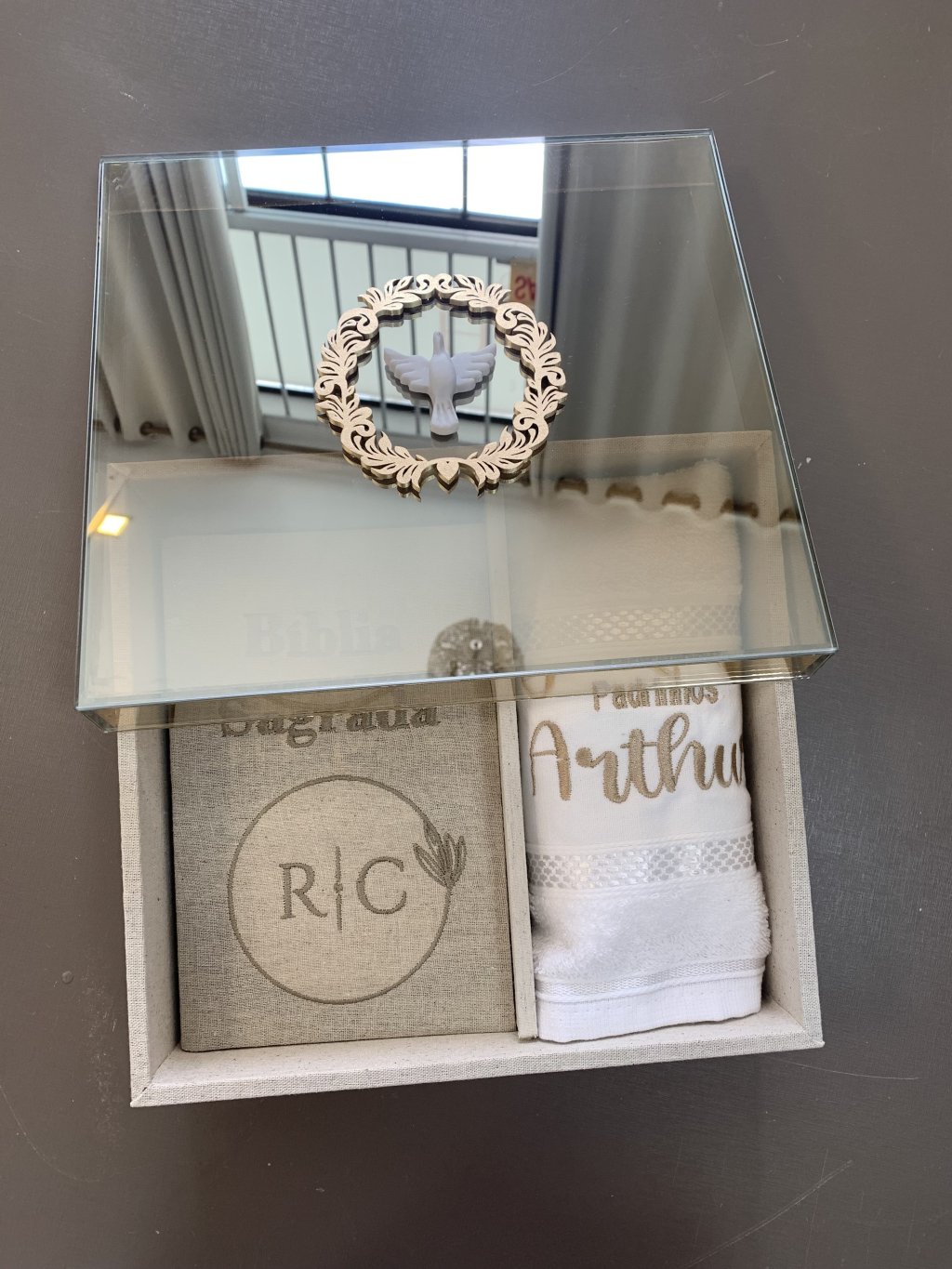 Caixa luxo com uma toalha personalizada e 1 Bíblia personalizada 