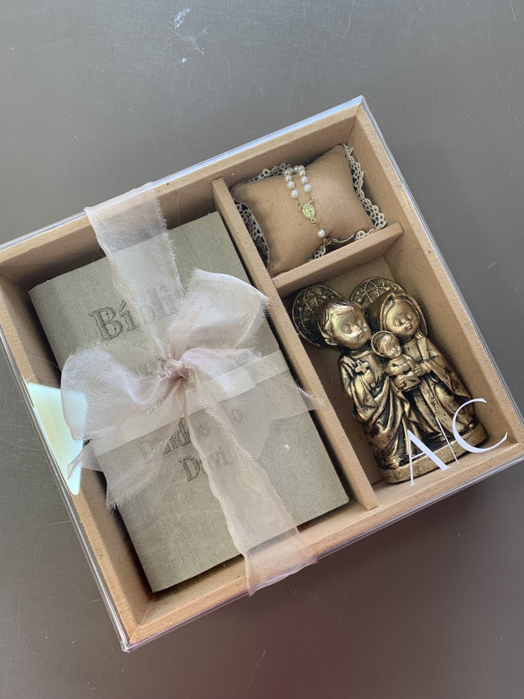 Convite luxo com tampa ACRÍLICA Bíblia e sagrada família com terço e almofada 